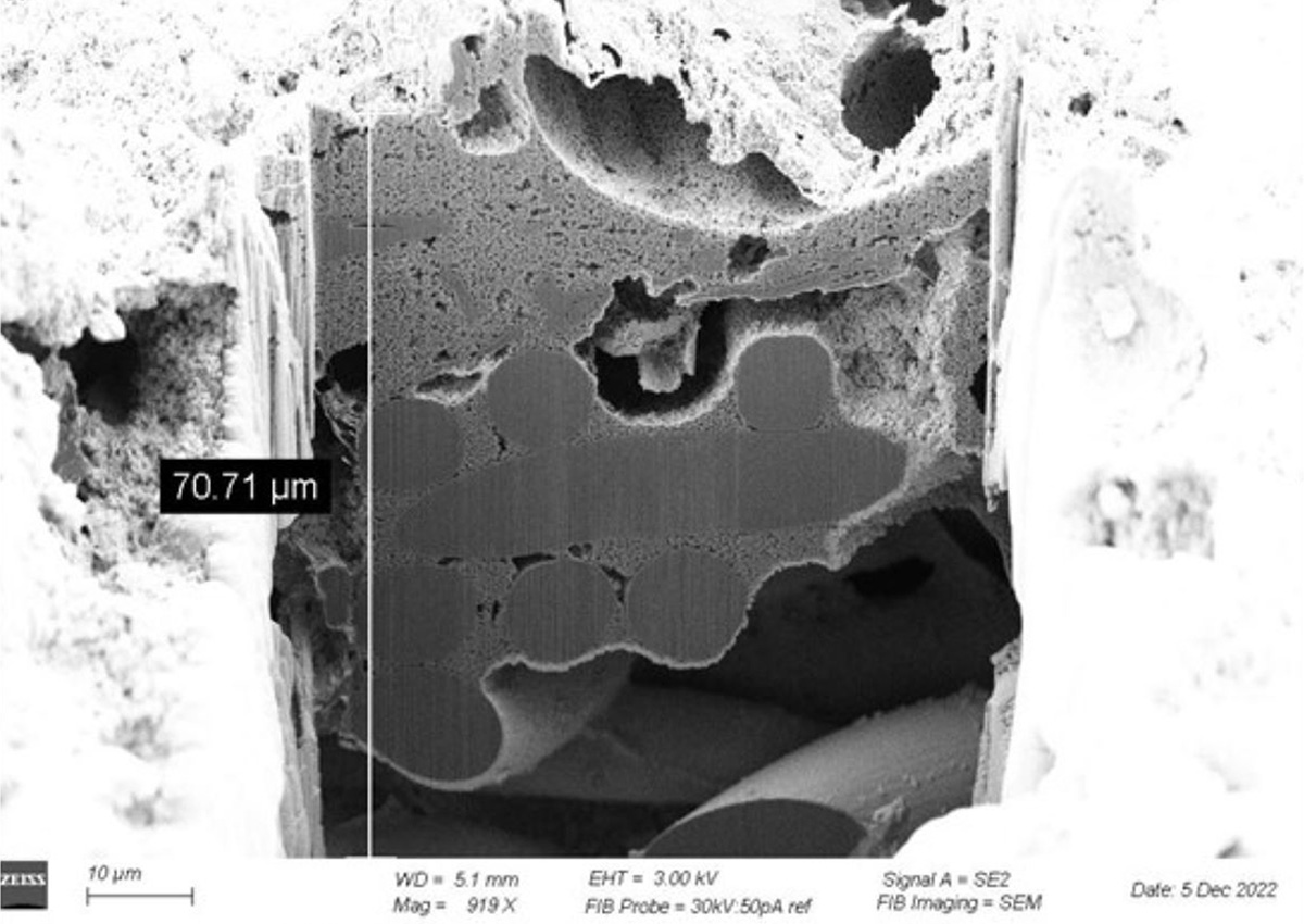 Mikroaufnahme einer Brennstoffzelle mittels FIB-SEM-Mikroskopie