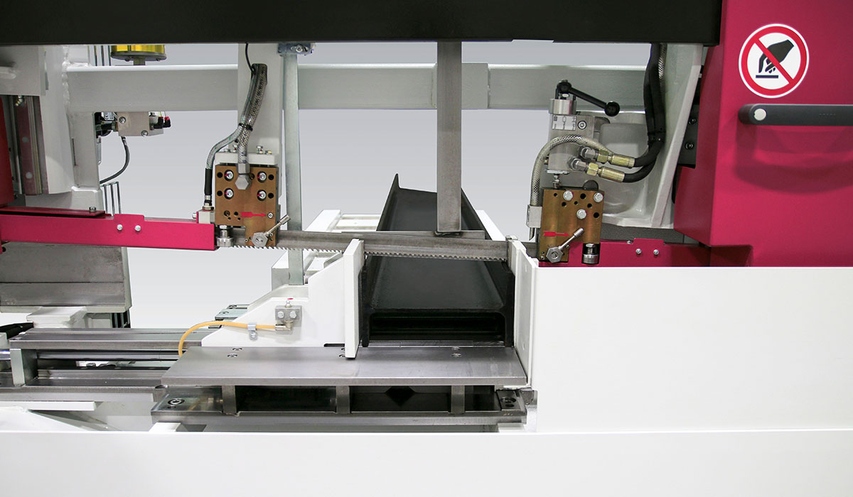 Cutting with the band saw system for sample preparation